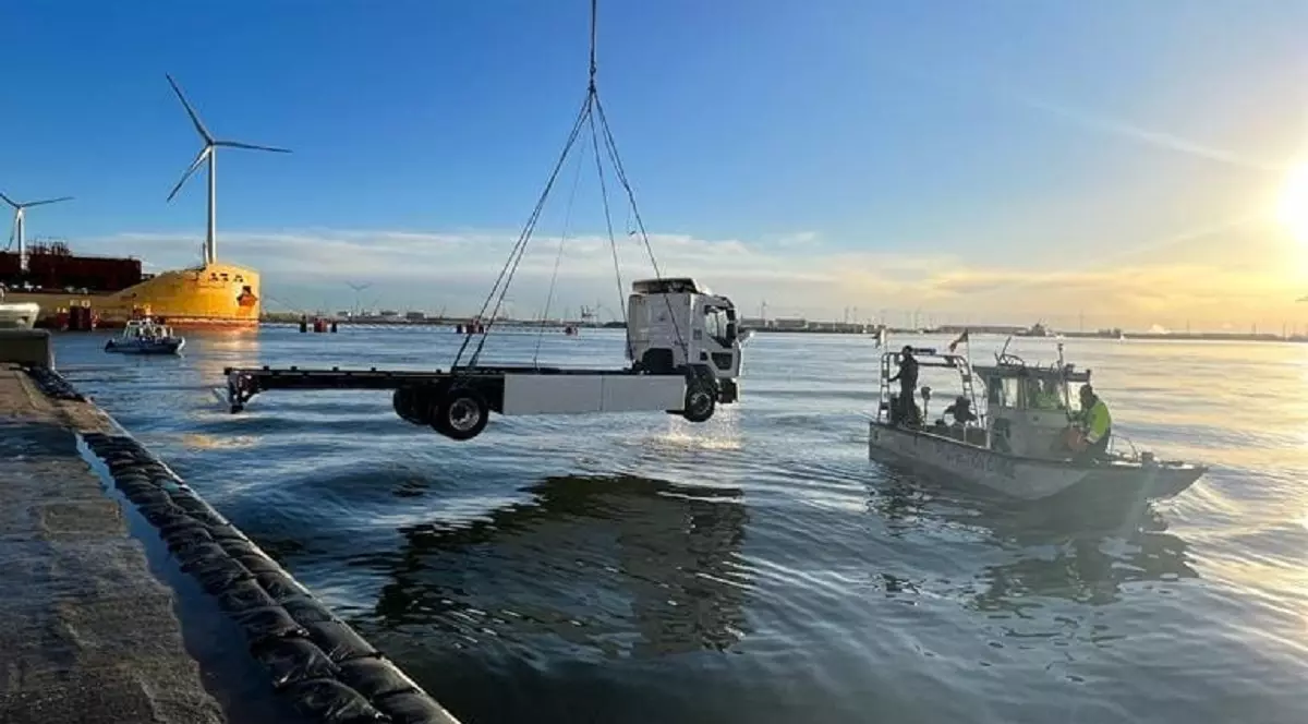 Șoferul român care a căzut cu camionul în apă, în Belgia, e tot dispărut. Scafandrii l-au căutat degeaba trei zile