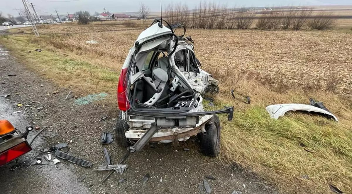 Citroen C3 complet deformat de impactul cu un TIR, în Suceava. Șoferița de 69 de ani a murit pe loc