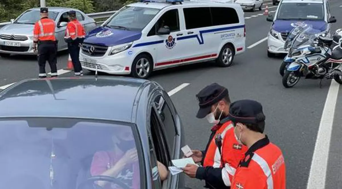 Controalele preventive cu etilotestul au fost suspendate de frica infectării cu COVID a polițiștilor, în Țara Bascilor