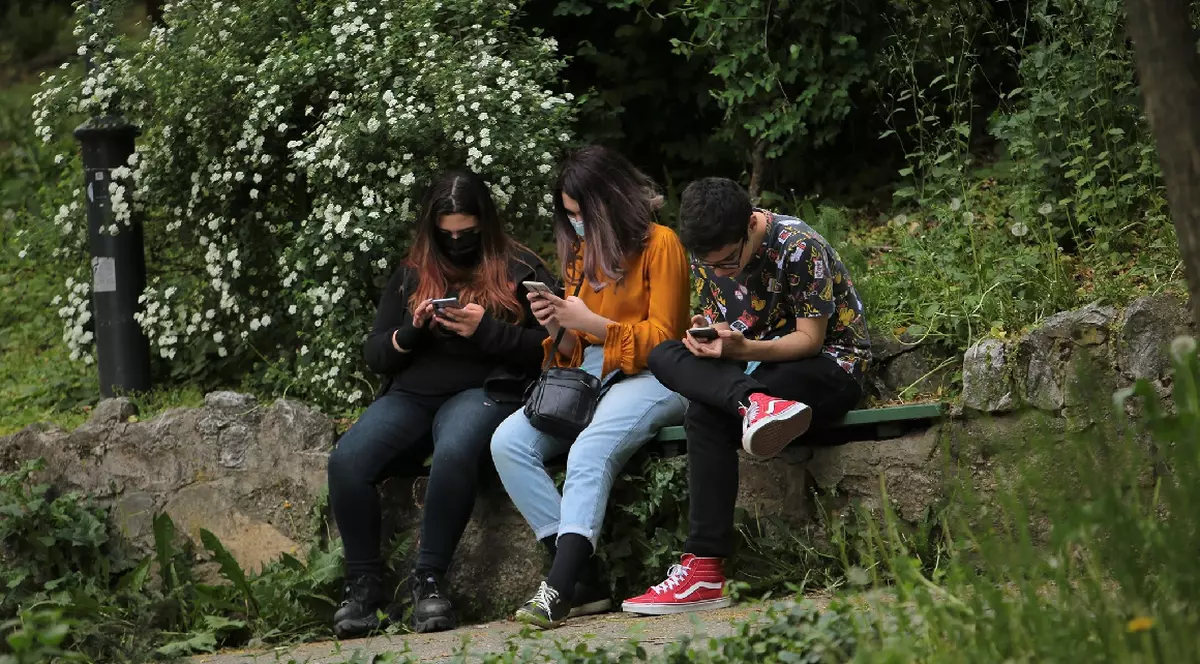 SONDAJ. Copiii stau pe net tot atât timp cât părinții lor. Cum să fii un model pentru cei mici în utilizarea tehnologiei