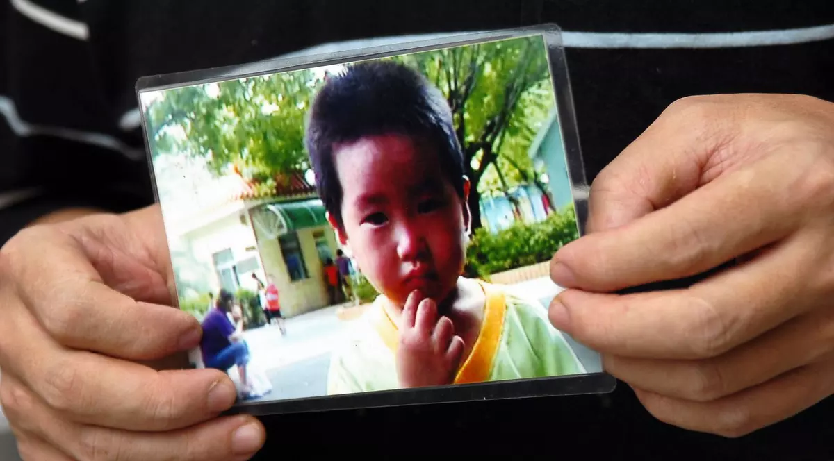 Un cuplu din China și-a regăsit fiul răpit după 14 ani de căutări. Povestea lor a devenit subiect de film