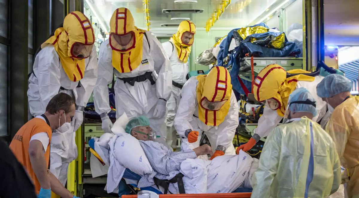 Lumea are instrumentele necesare pentru a aduce sfârșitul pandemiei COVID, spun experții. De ce nu le folosește