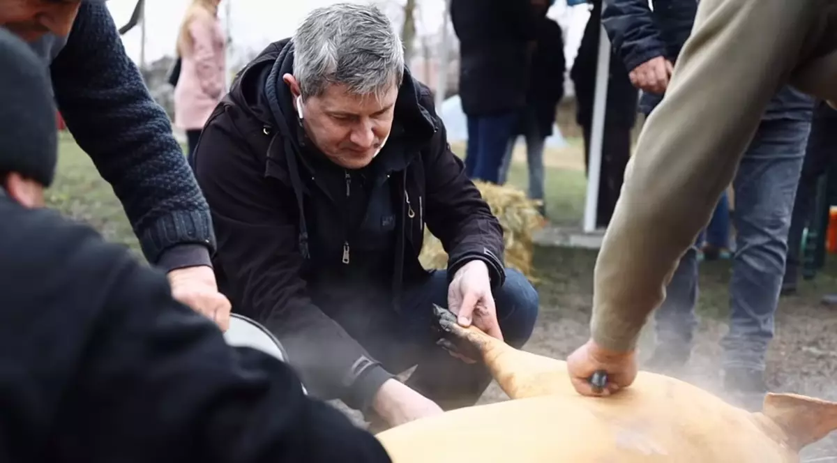 Dan Barna, postare devenită virală la tăierea porcului: N-am refuzat niciodată o invitaţie de a lua parte la tradiţia Ignatului