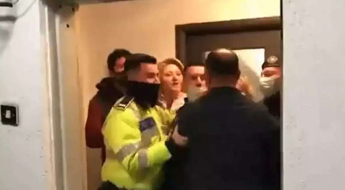 ActiveWatch, reacție la conflictul dintre senatoarea Șoșoacă şi jurnaliștii italieni: „Solicităm Parchetului General și Poliției să demareze o anchetă internă“