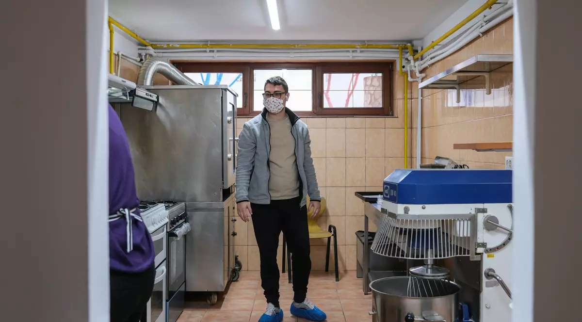 „Tu poți orice”. Independența și speranța se învață la o brutărie din București unde tinerii cu autism fac prăjituri și cozonaci