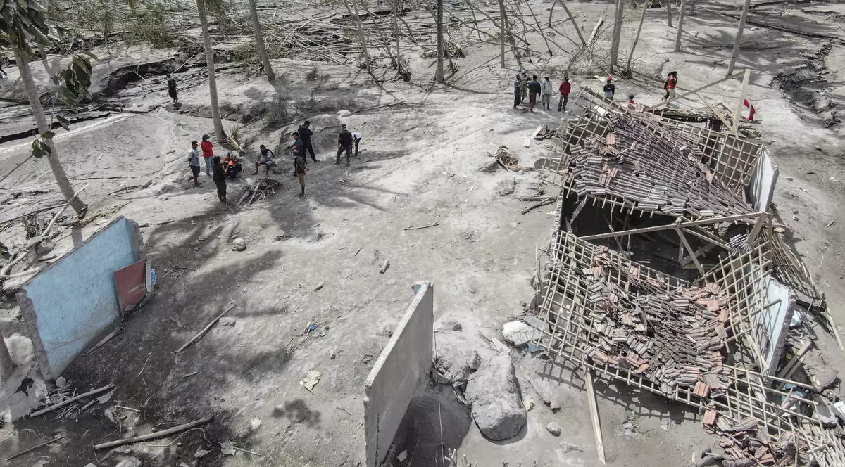 Crește bilanțul victimelor, după erupția vulcanului Semeru din Indonezia: 34 de morți, 22 de dispăruți. Căutările continuă