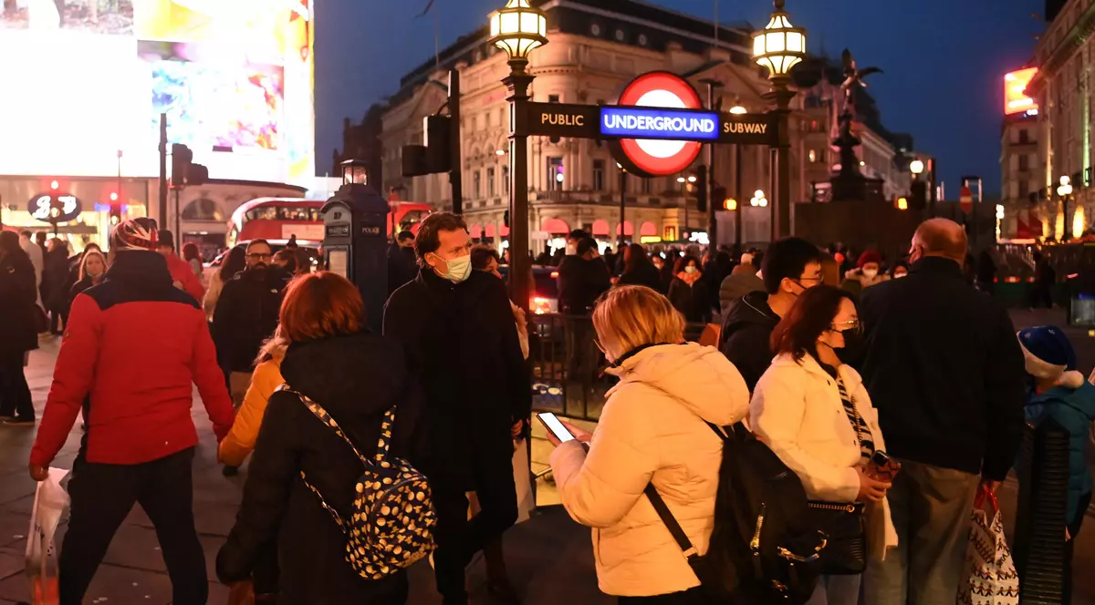 Pentru prima dată de la începutul pandemiei, Marea Britanie a raportat peste 100.000 de cazuri zilnice COVID