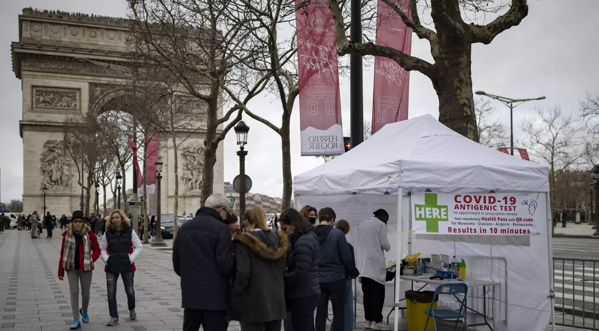 Tulpina Omicron a devenit dominantă în Franța. Țara, confruntată cu niveluri record de infectări