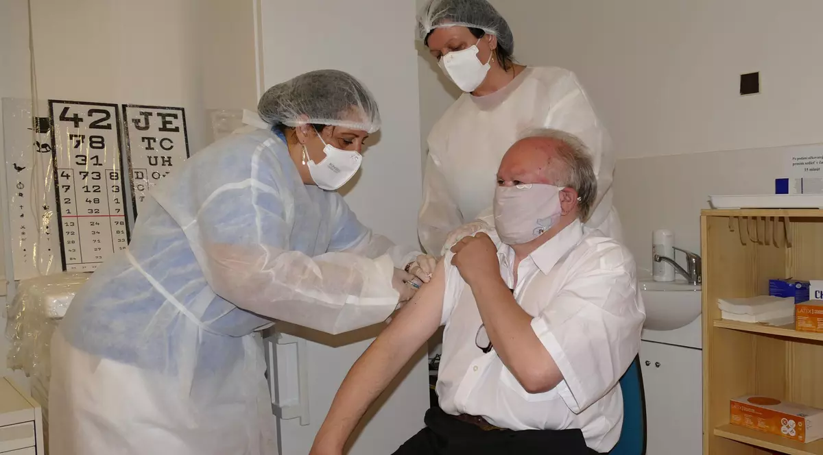 Cum își propune țara cu cea mai mare rată de infectare cu COVID din lume să impulsioneze vaccinarea