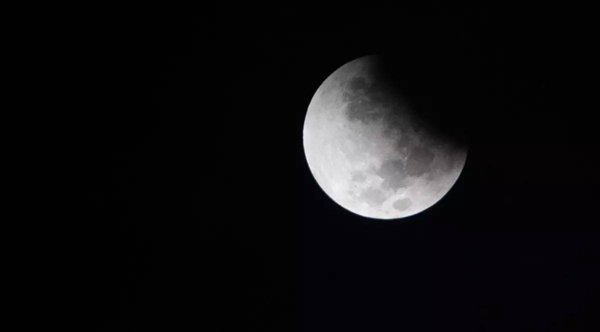 Roverul chinez Yutu 2 a descoperit un obiect neobișnuit pe Lună. Cercetătorii l-au denumit „cabana misterioasă”