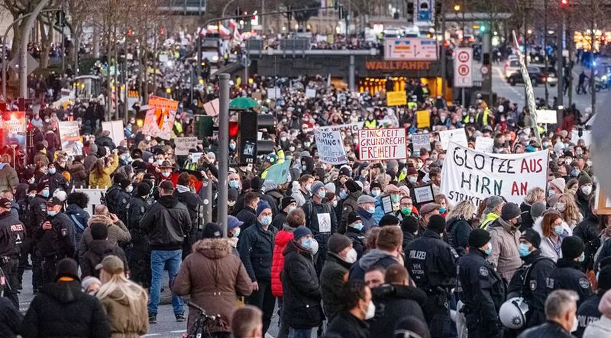 Noi proteste în Germania față de măsurile anti-COVID. Mii de oameni au ieșit în stradă