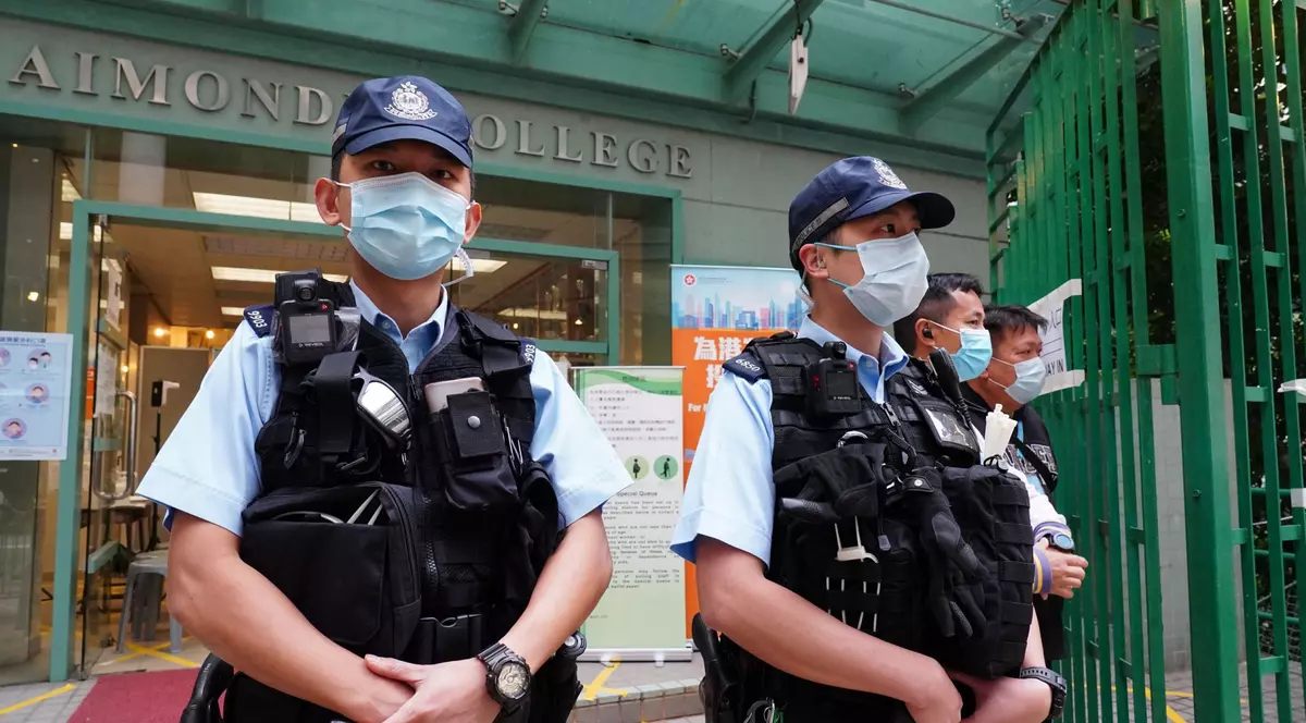 Poliția din China umilește public călăuzele care aduc oameni peste granițele Chinei, închise din cauza COVID-19