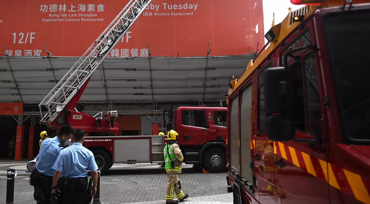 Sute de persoane, evacuate de pe acoperișul World Trade Centre din Hong Kong, după ce un incendiu a izbucnit în clădire