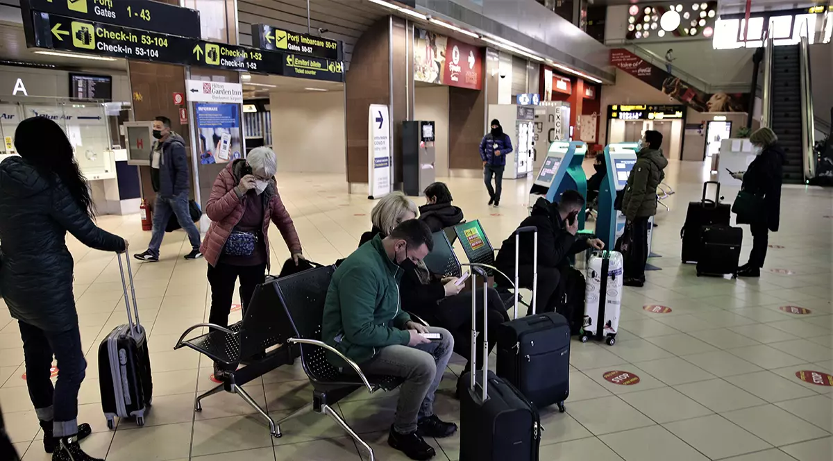 Un bărbat confirmat cu COVID, venit din Londra la Suceava, a încercat să fenteze triajul pe aeroport