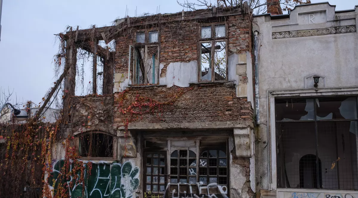 Bucureștiul care se prăbușește. Zeci de clădiri istorice de pe străzile Berzei și Buzești arată ca după bombardament