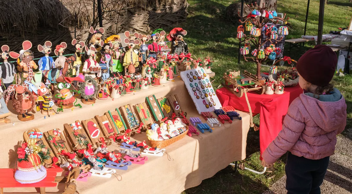 Muzeul Satului e în sărbătoare. Târg special de Crăciun cu cadouri tradiționale, dar și cozonaci, murături sau zacuscă