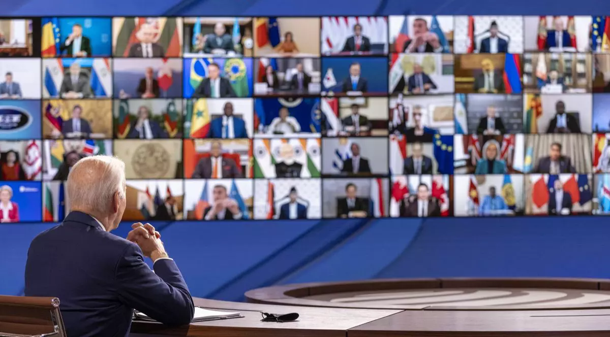 SUA promit susținerea presei libere în lume la un summit al democrației unde Rusia, China și Ungaria nu au primit invitație