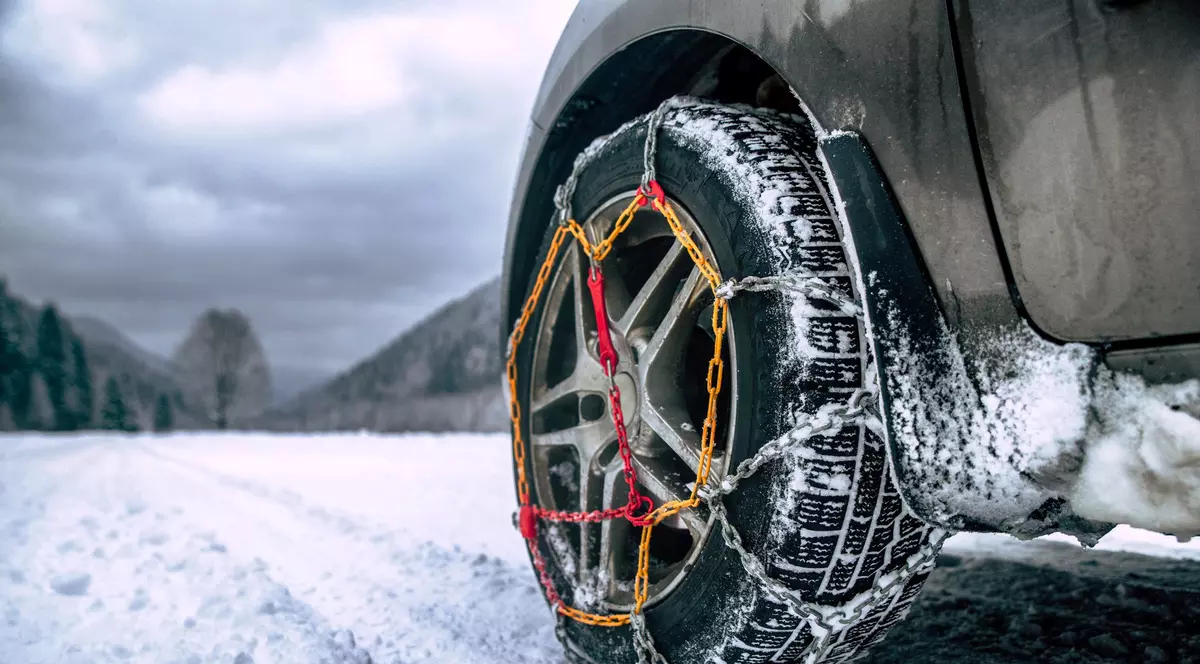 Pleci la drum cu mașina iarna? Cele mai importante lucruri pe care să le iei cu tine