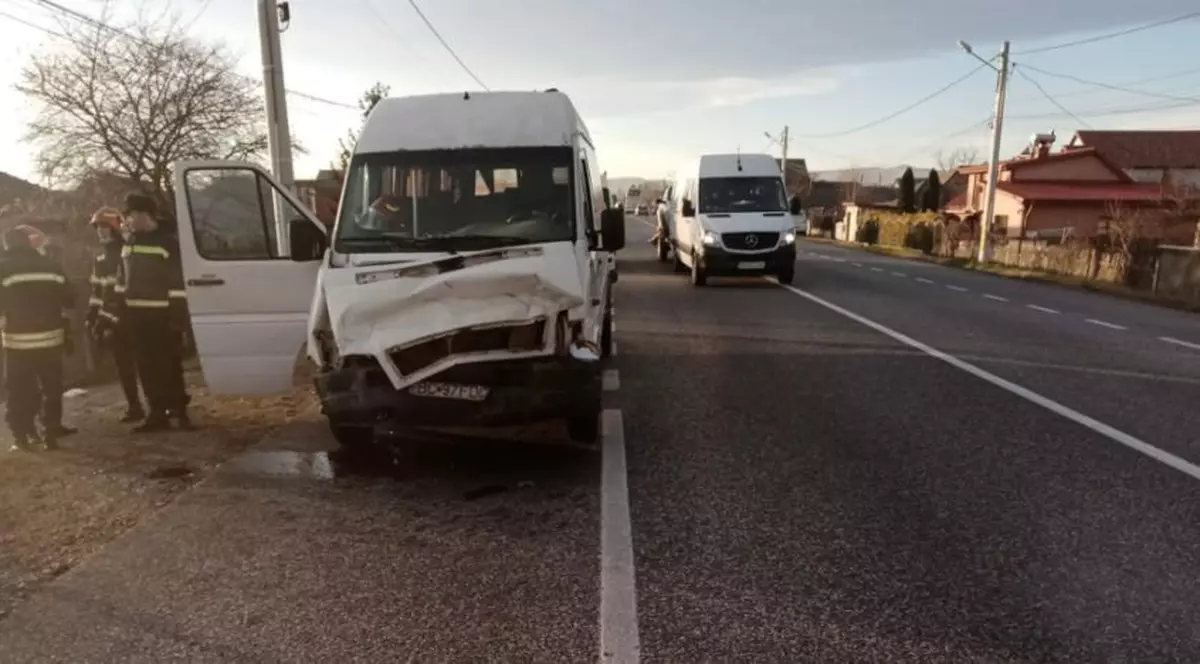 Accident cu microbuzul școlar în județul Bacău: 7 copii, transportați la spital
