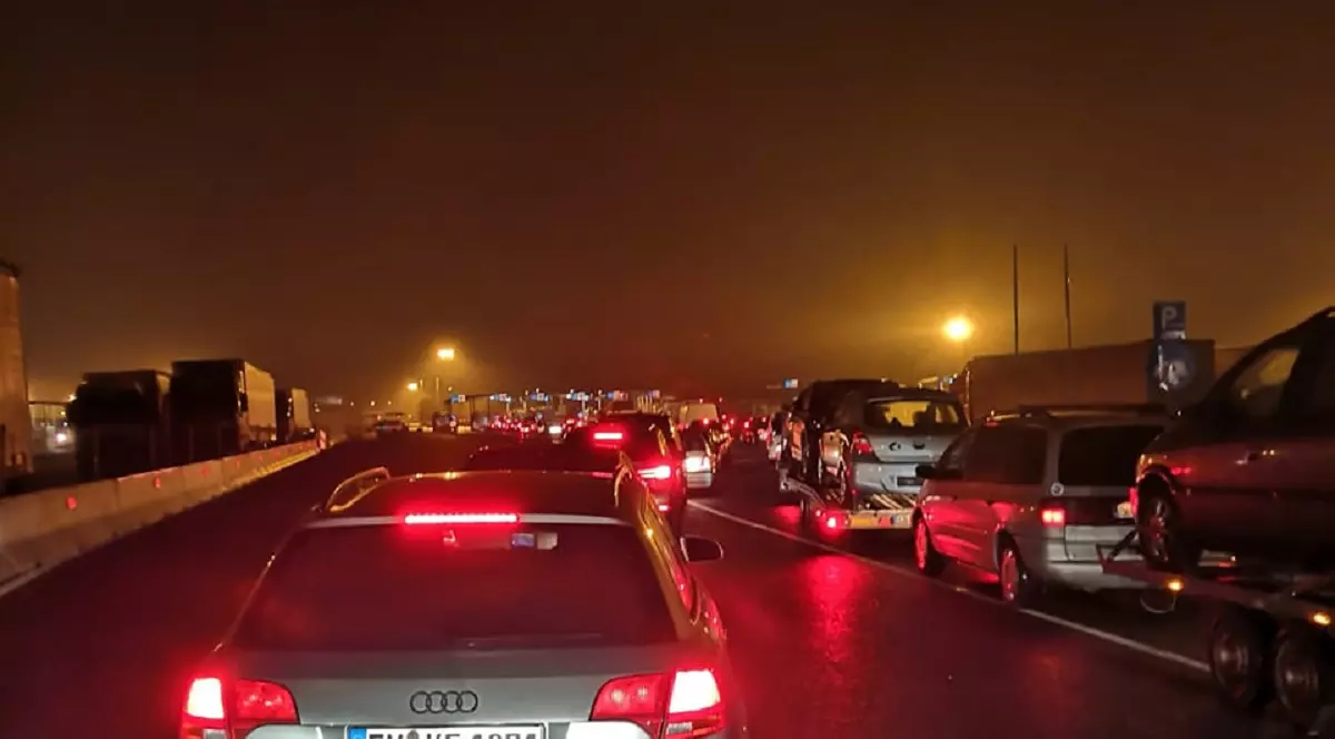 Mii de români stau la coadă între 3 și 6 ore, în Ungaria, ca să intre în țară: „Dacă vrei să mergi în România, poți, te rog, să amâni plecarea!?”