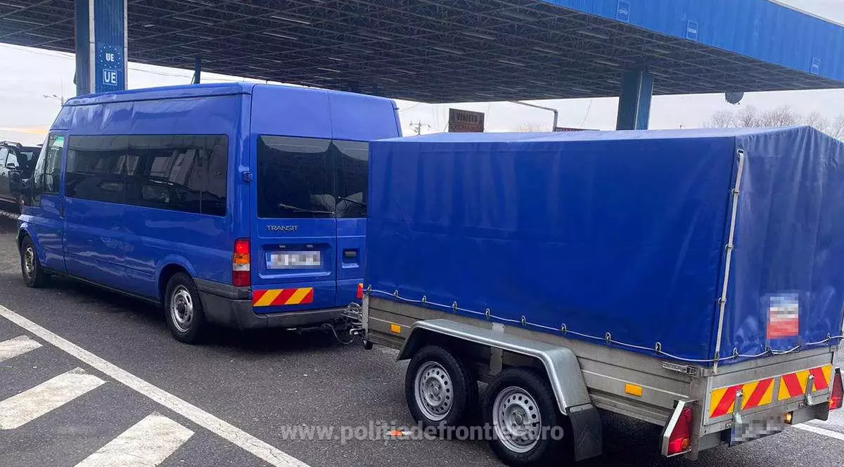 Un șofer cu microbuzul plin de oameni a intrat în țară pe contrasens, vrând să scape de carantină