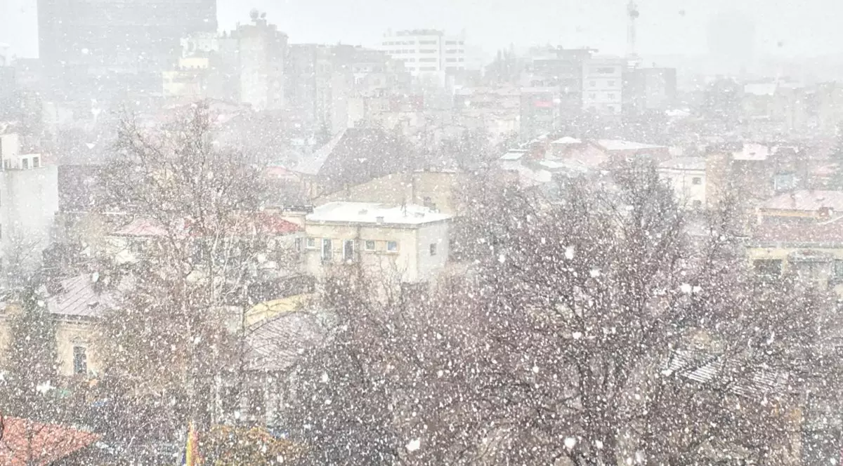 Ninge în București. Cum va fi vremea în zilele următoare