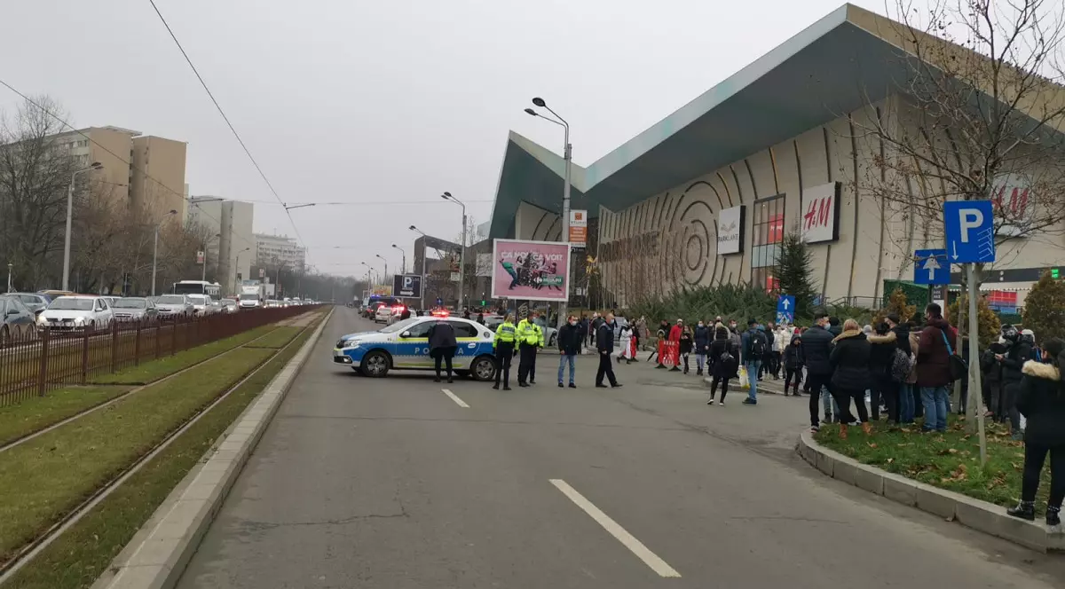 Mesajul de amenințare cu bombă de la un mall din București a fost citit de Poliție la 10 ore după ce a fost trimis. Explicațiile IGPR