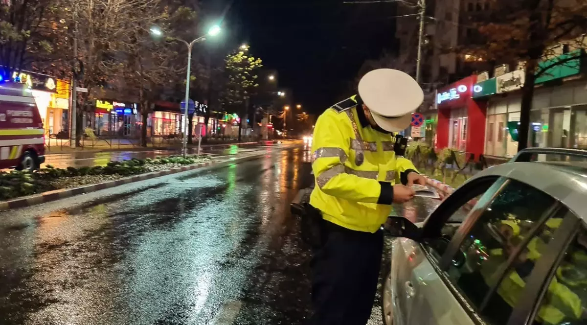 Un polițist din Râmnicu Sărat care era cercetat disciplinar a provocat un accident și a refuzat testarea alcoolemiei