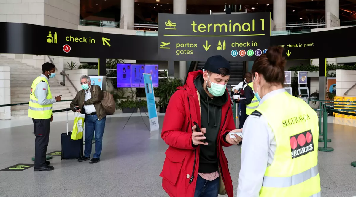 „Restricţiile de călătorie nu vor stopa răspândirea variantei Omicron”. Avertismentul OMS