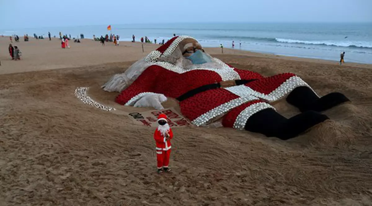 Crăciunul în lume, în imagini. De la Moșul uriaș din nisip la tunelul cu mii de luminițe