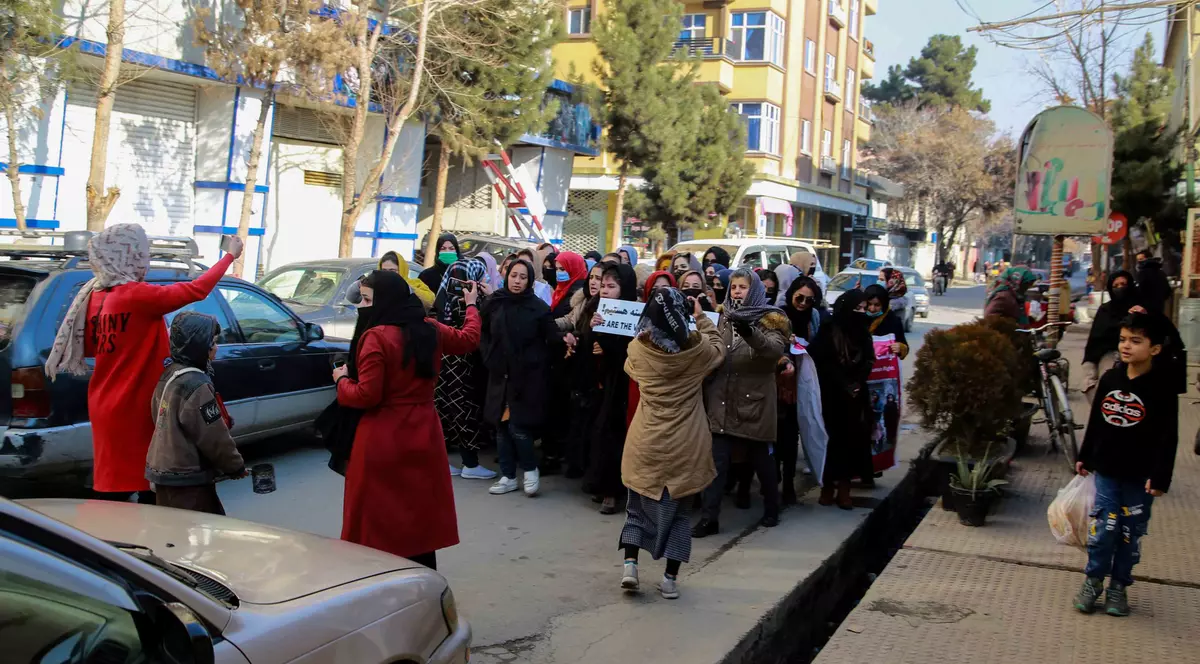 Marș de protest al femeilor din Kabul, oprit de talibani cu focuri de armă, după doar câteva sute de metri