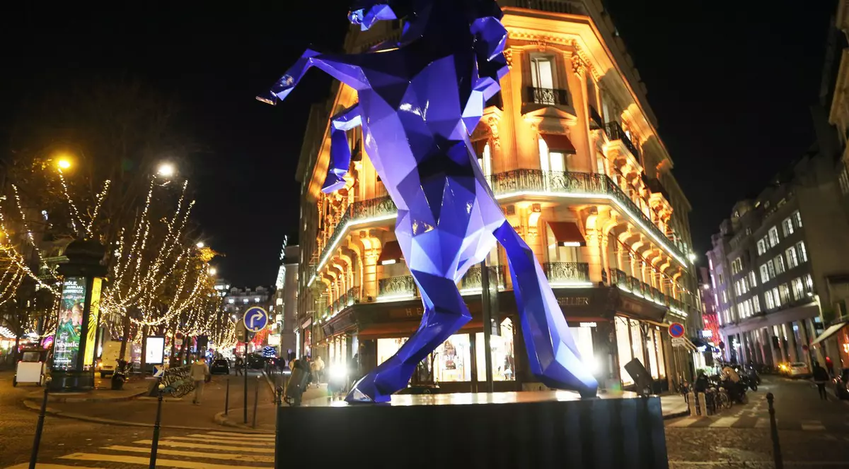 Expoziție de sculpturi gigantice în centrul Parisului, pe Champs-Elysees