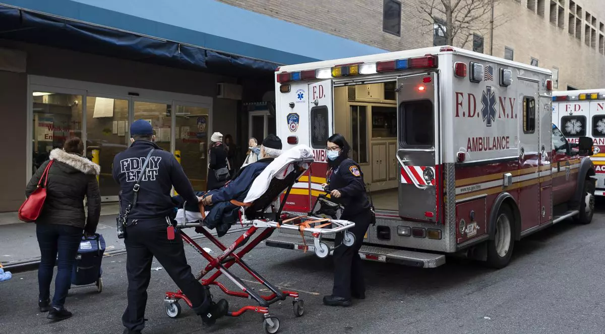 Sistemul de sănătate din New York, îngenuncheat de Omicron. 30% din personalul medical de urgență e bolnav