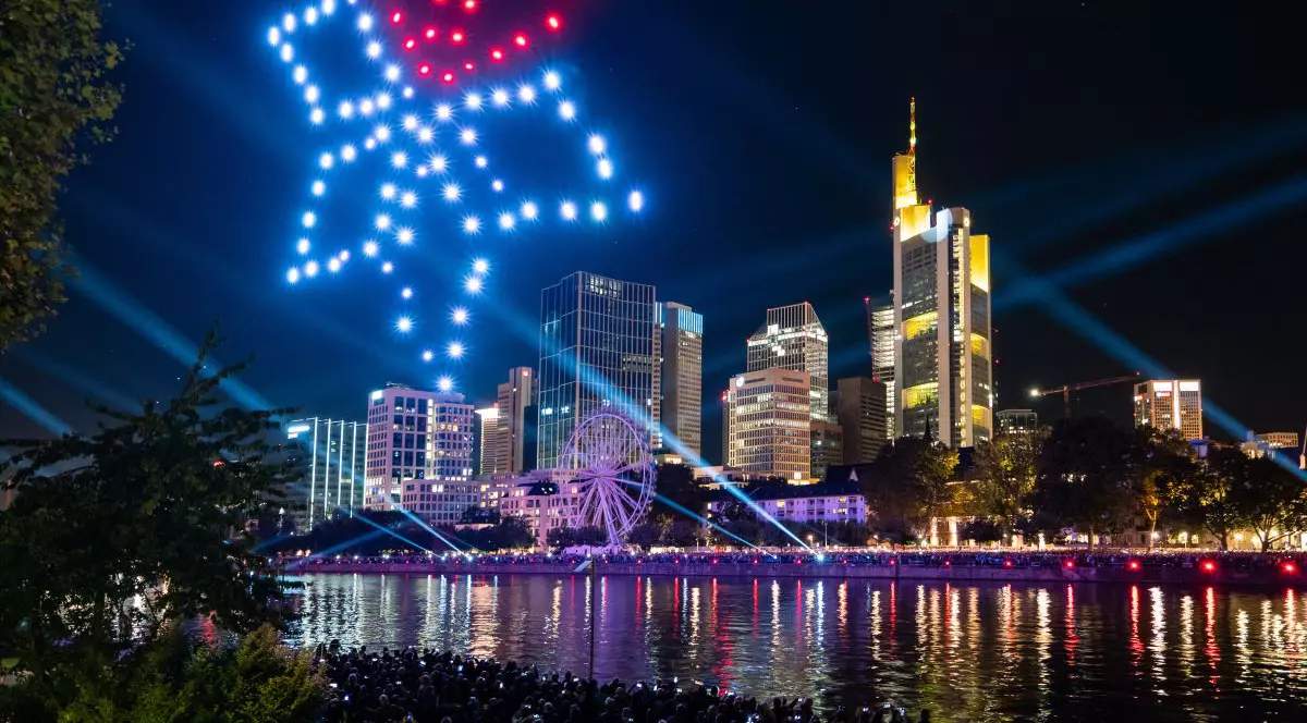 Spectacolele de lumini cu drone câștigă popularitate în fața focurilor de artificii. Care sunt avantajele