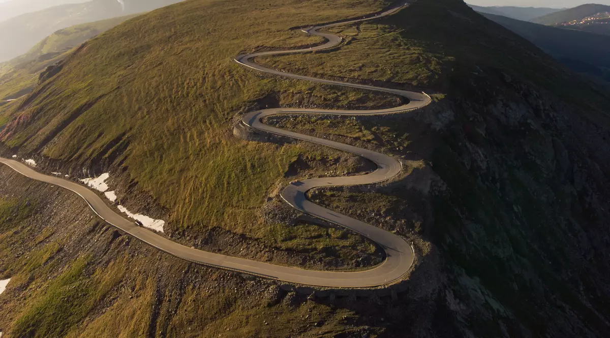 Vedere aeriană a drumului montan Transalpina, România