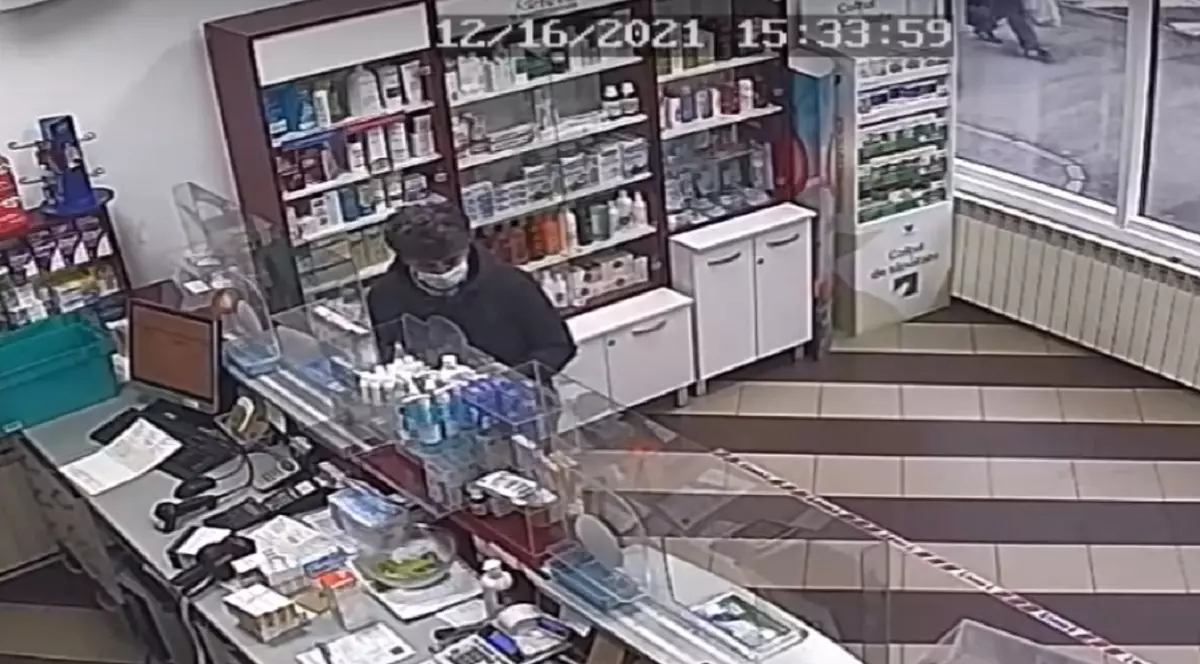 VIDEO | Femeia care a furat o borsetă cu 12.000 de euro dintr-o farmacie, în Sibiu, a aruncat jumătate din sumă, înainte să fie prinsă