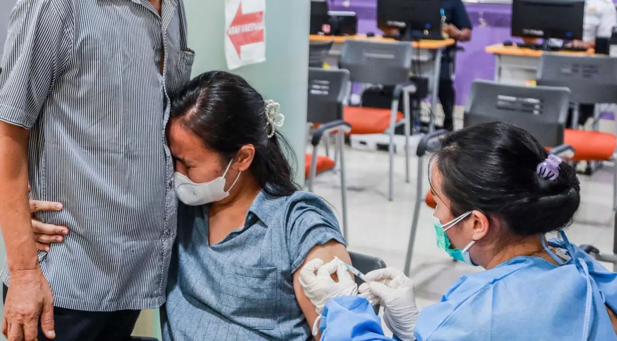 Studiu. Vaccinarea cu două doze din serul Sinovac, urmată de un booster Pfizer asigură o protecție redusă împotriva Omicron