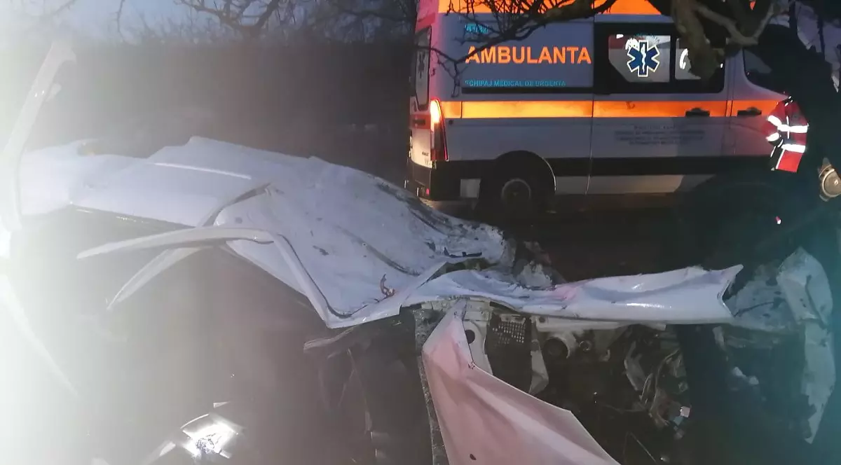 O femeia a murit într-un Logan răsturnat de o ambulanță în misiune, la Forăști, în Suceava
