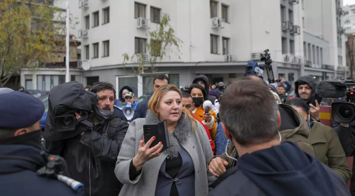 Tensiuni aparute intre unii dintre reprezentantii presei si sustinatorii Dianei Sosoaca dupa o busculada produsa la iesirea din interiorul Parchetului de pe lângă Judecătoria Sectorului 1 a lui Dumitru Silvestru Sosoaca, in Bucuresti, 13 decembrie 2021. Foto: Inquam Photos / Octav Ganea