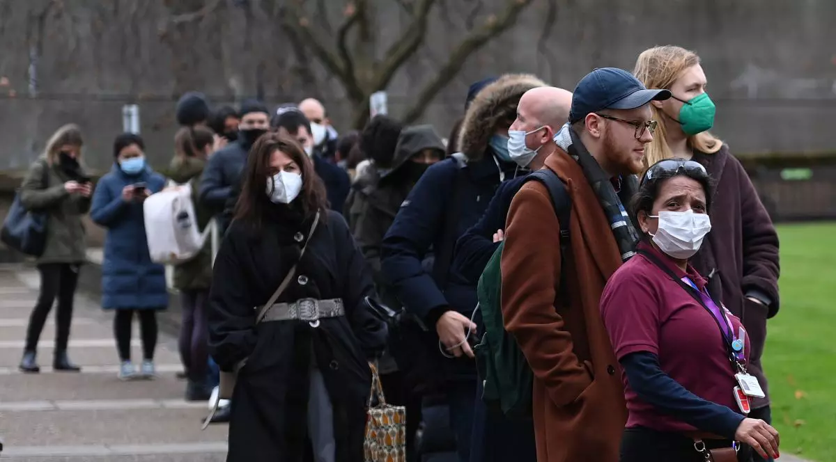 „Omicron se răspândește într-un ritm fenomenal”. Aproape jumătate din cazurile din Londra sunt cu noua tulpină