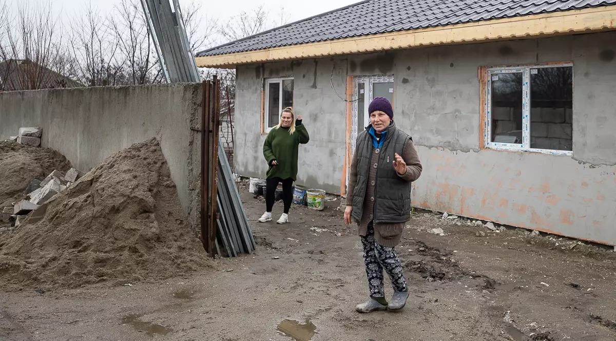 O casă în dar pentru o familie rămasă pe drumuri în prag de Sărbători. Consătenii le-au ridicat o nouă locuință într-o lună