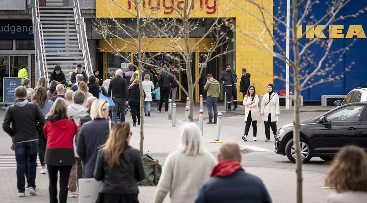 Zeci de oameni, nevoiți să-și petreacă noaptea în Ikea din cauza unei furtuni de zăpadă