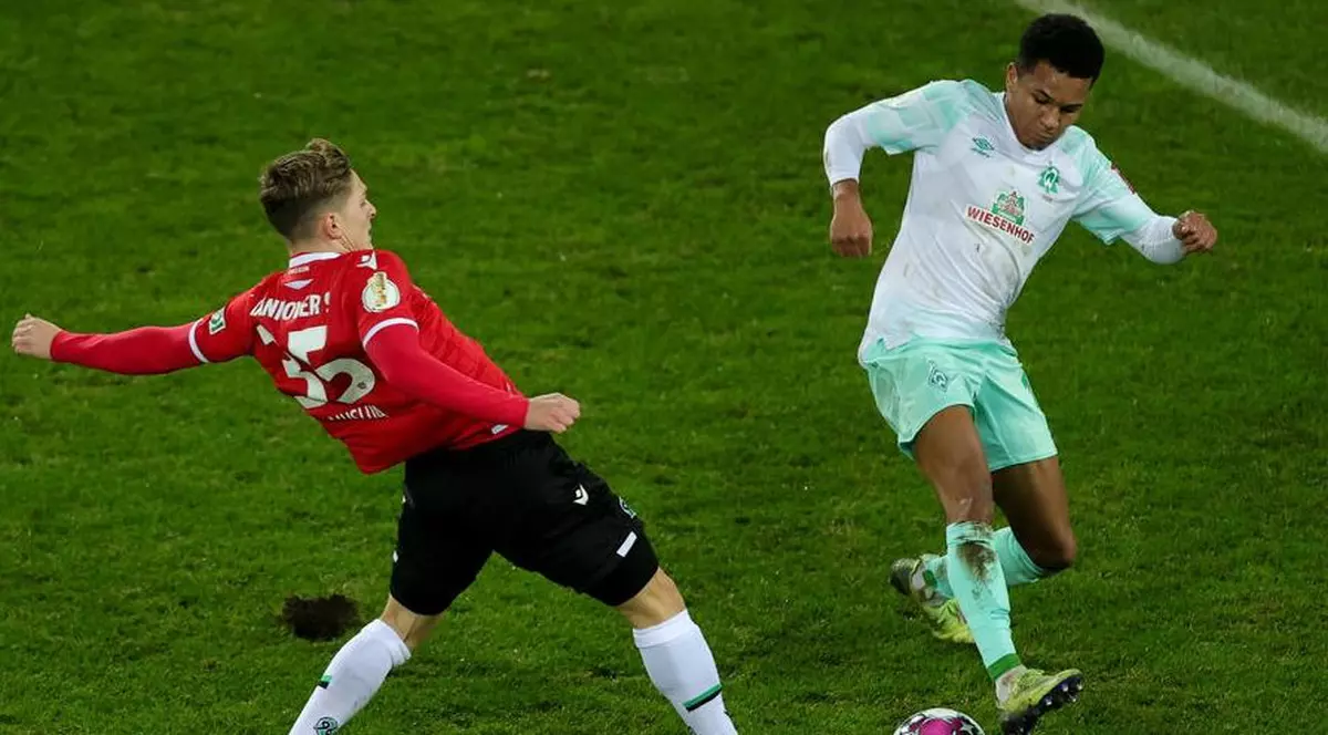 13 minute fără comentariu la un meci transmis de Sky. Primul crainic, chinuit de probleme stomacale, al doilea tocmai venise de la dentist