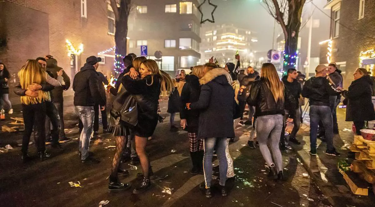 Fără artificii! Mai multe orașe au anulat petrecerile de Revelion din cauza Omicron. „Știu cât de dezamăgitor e acest lucru”