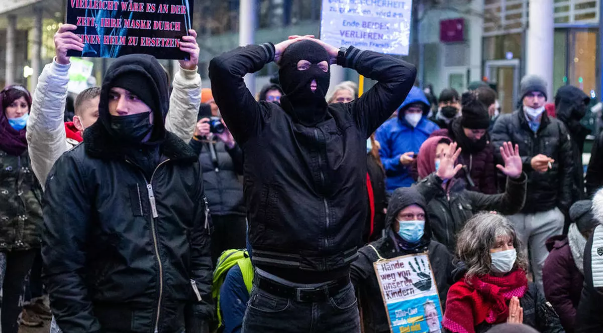 Ciocniri violente cu poliția la protestele față de noile restricții, în Germania