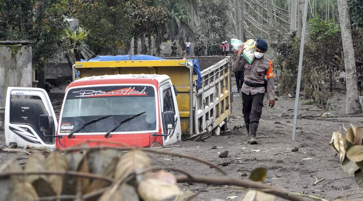 Imaginile dezastrului după erupția vulcanului din Indonezia: mai multe sate, îngropate sub cenușă