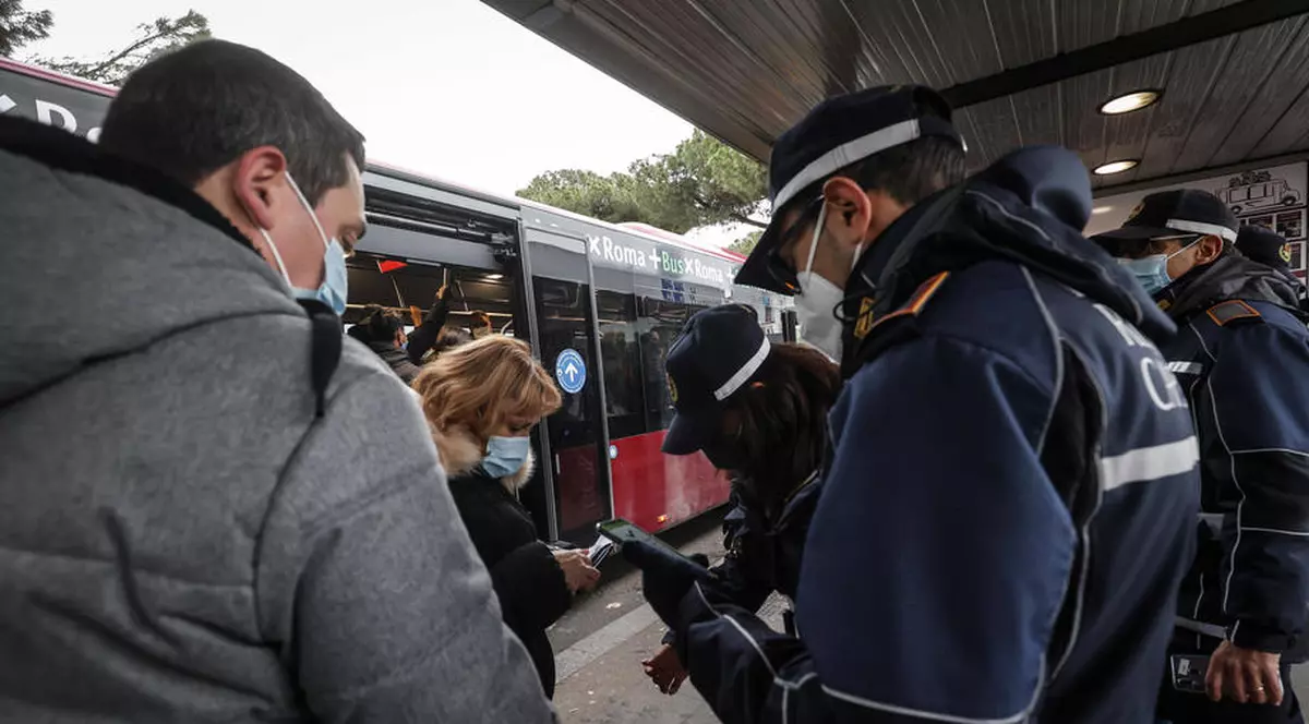 Un român, prima persoană amendată în Roma, după ce certificatul verde a devenit obligatoriu în transportul în comun