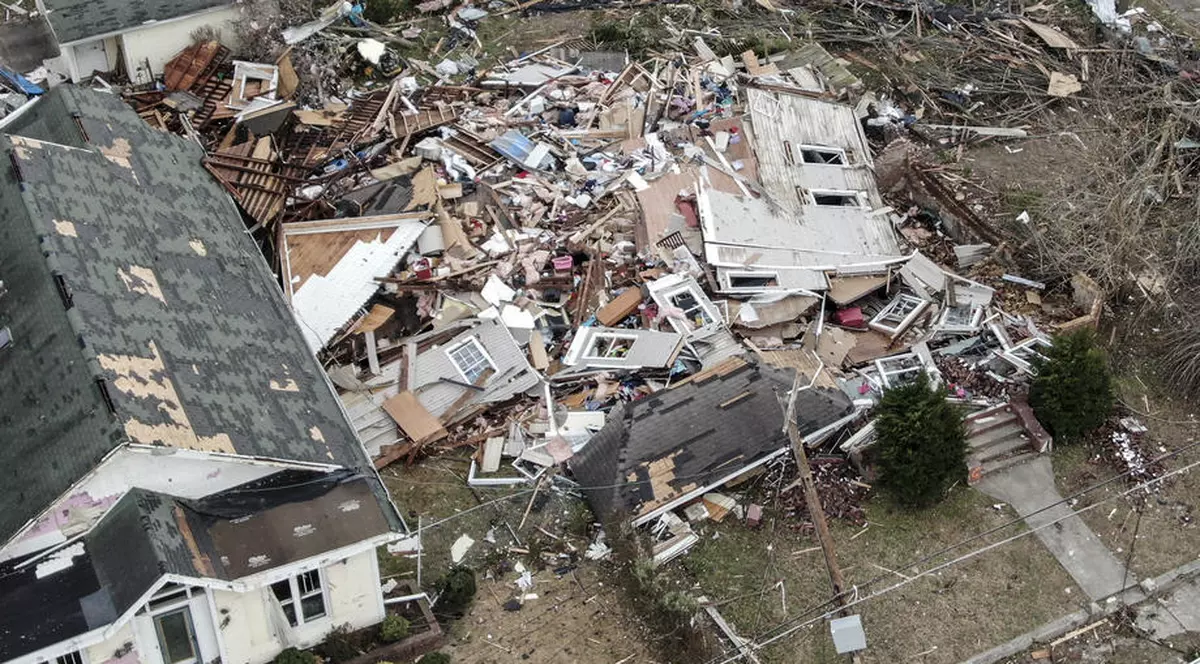 „O tragedie de neimaginat”. Bilanțul deceselor în urma tornadelor din SUA a urcat la 80. Zeci de oameni, încă blocați sub dărâmături