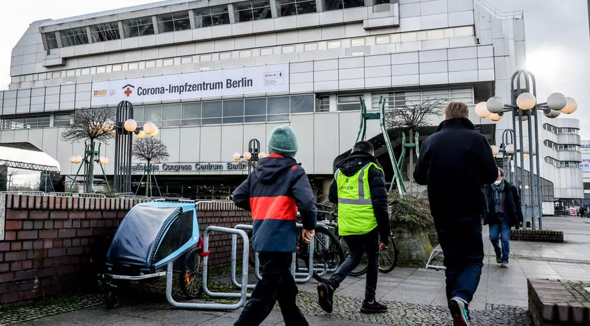 Experți din Germania: Cu varianta Omicron, pandemia intră „într-o nouă dimensiune”