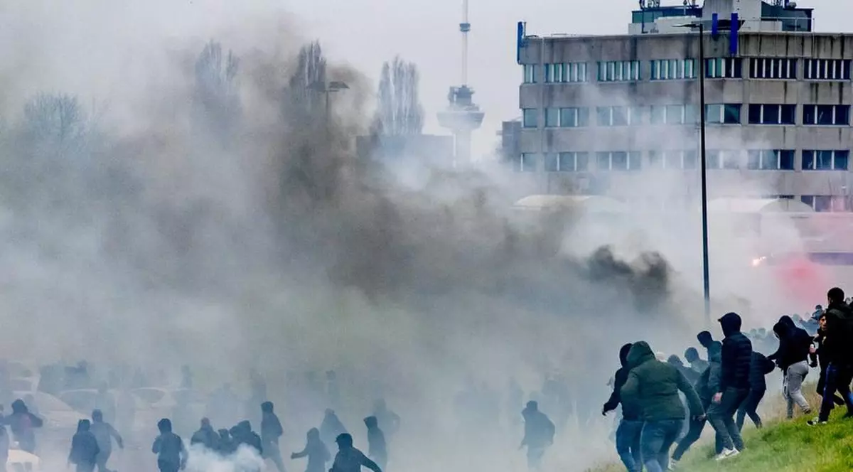 64 de arestări la Rotterdam, după incidentele din afara stadionului, înaintea derby-ului Feyenoord - Ajax